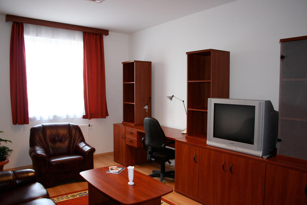 Uni-Hotel Diakotthon Μίσκολτς Εξωτερικό φωτογραφία