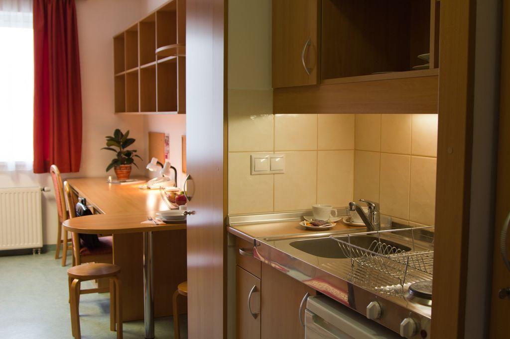 Uni-Hotel Diakotthon Μίσκολτς Δωμάτιο φωτογραφία