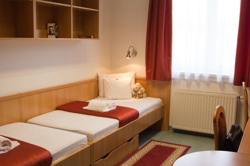 Uni-Hotel Diakotthon Μίσκολτς Δωμάτιο φωτογραφία